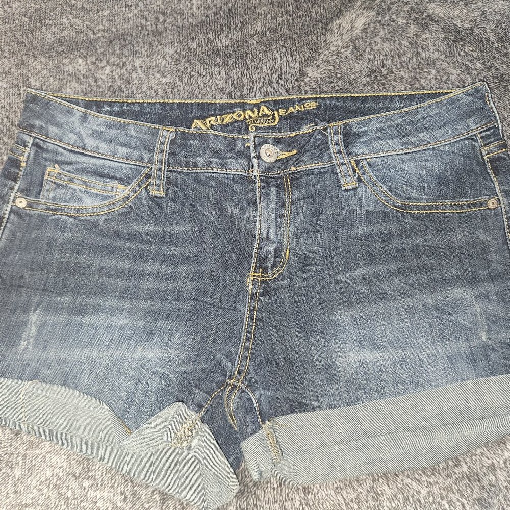 Arizona Jean Co. Ladies' blue denim shorts in size 7/ waist 30"